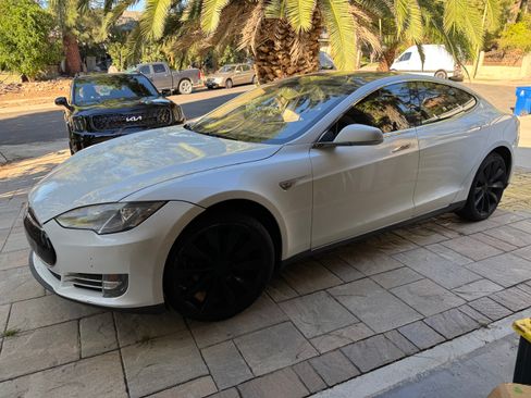 Used 2013 Tesla Model S Sedan 4D image 2