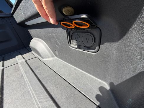 Used 2022 Rivian R1T Launch Edition image 21