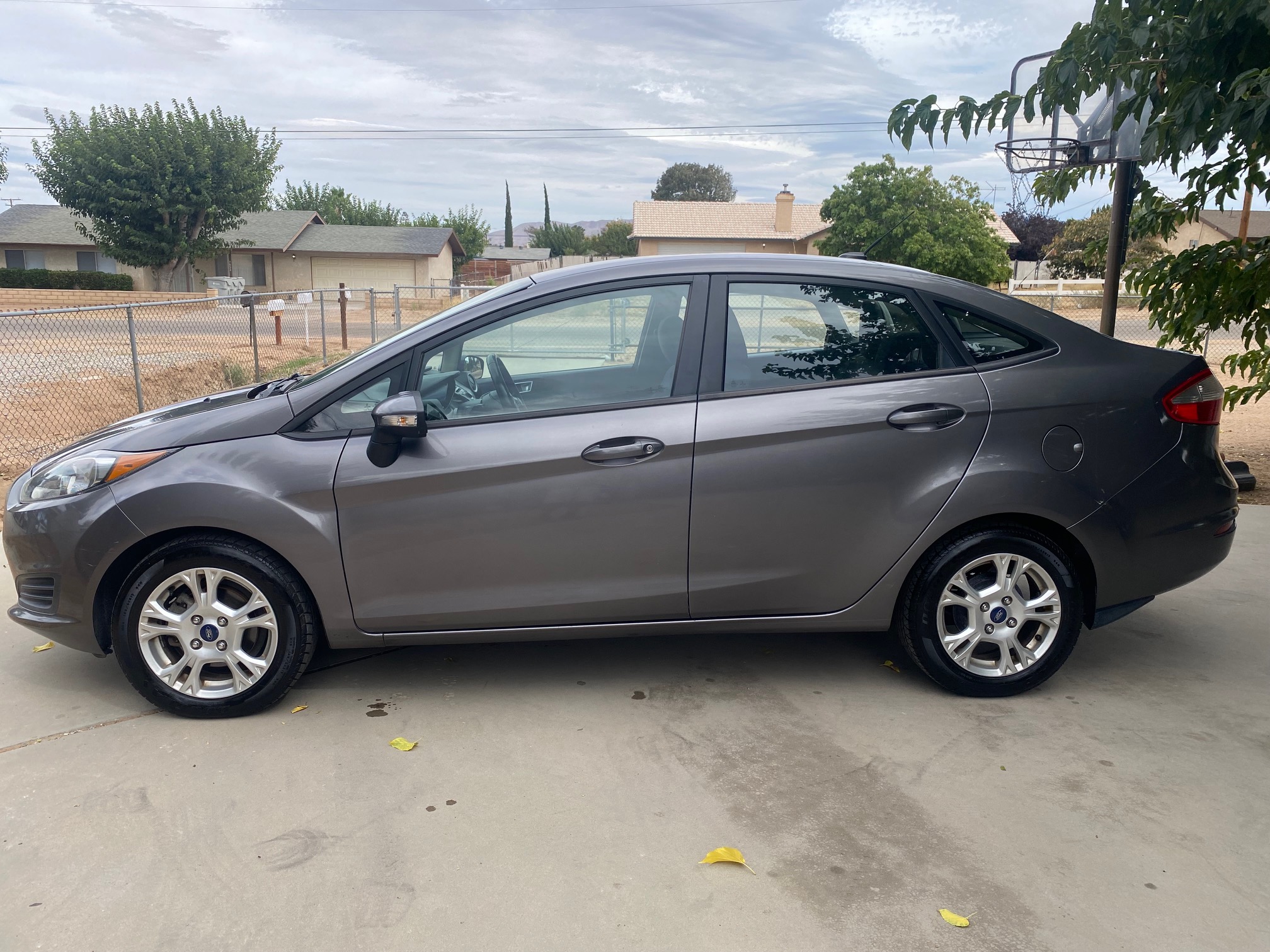 Used 2014 Ford Fiesta SE FWD image 2