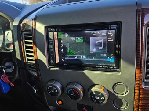 Used 2005 Nissan Titan SE image 10