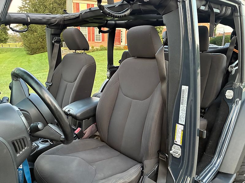 Used 2018 Jeep Wrangler Unlimited Sport S AWD/4WD image 9
