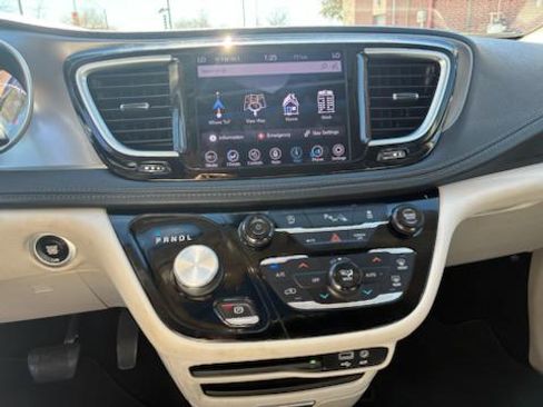 Used 2019 Chrysler Pacifica Limited image 8