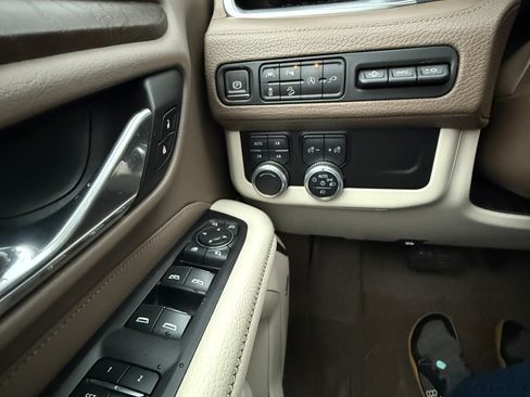 Used 2021 GMC Yukon XL Denali w/ Denali Premium Package image 4