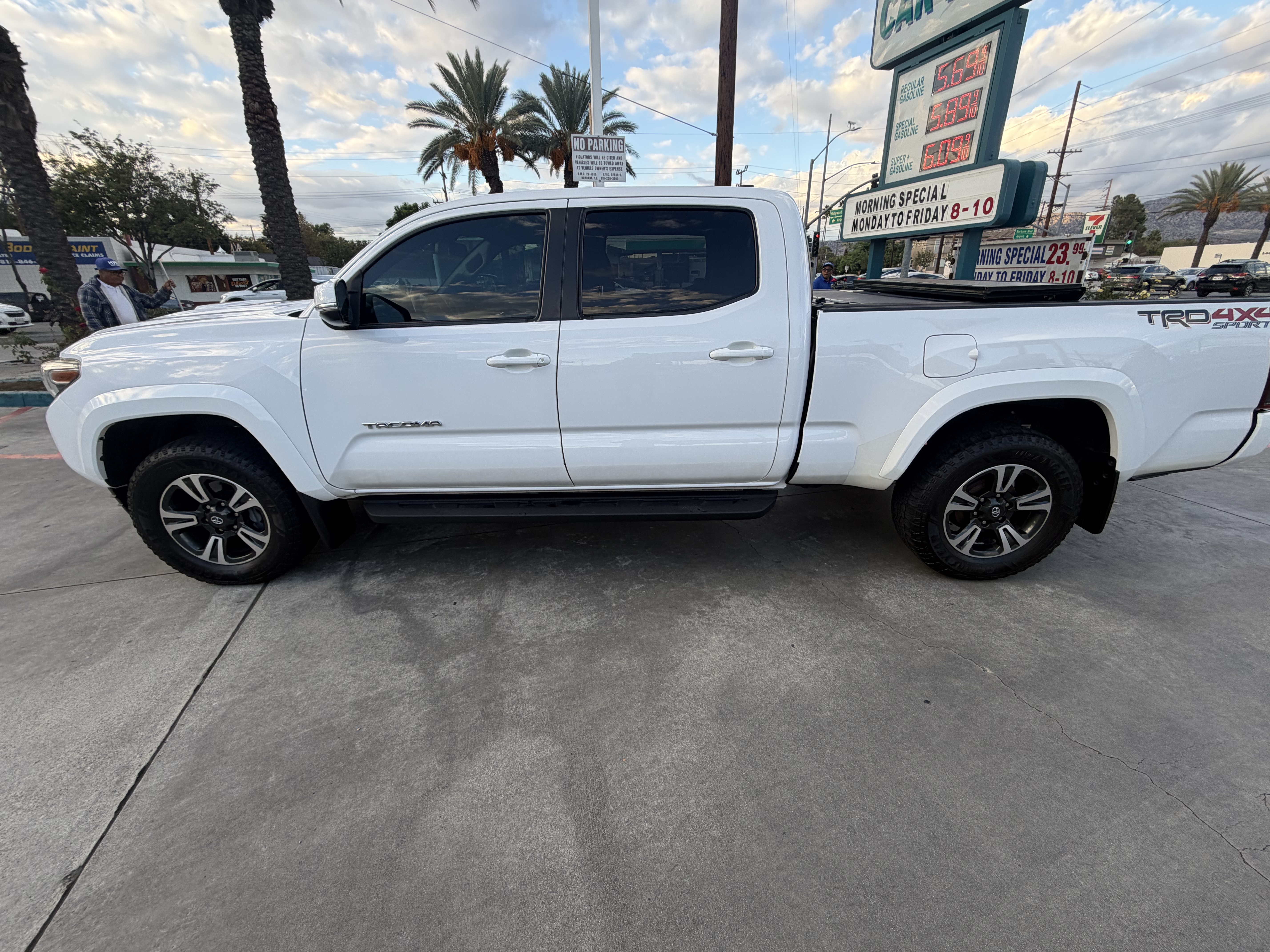 Used 2018 Toyota Tacoma TRD Sport w/ Technology Package AWD/4WD image 12
