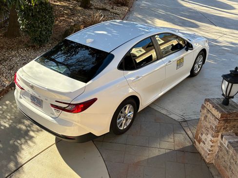 Used 2025 Toyota Camry LE image 4