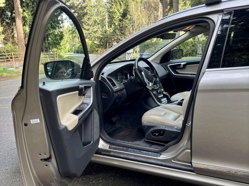 Used 2016 Volvo XC60 T5 Premier w/ Proximity Package image 10