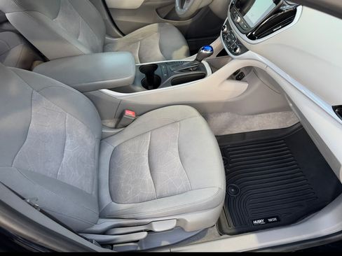 Used 2017 Chevrolet Volt LT w/ Comfort Package FWD image 12