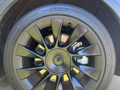 Used 2022 Tesla Model Y Long Range image 8