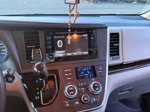 Used 2015 Toyota Sienna XLE w/ XLE Navigation Package FWD image 8
