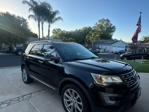 Used 2017 Ford Explorer Limited FWD image 2