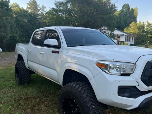 Used 2017 Toyota Tacoma SR w/ Tow Package AWD/4WD image 6