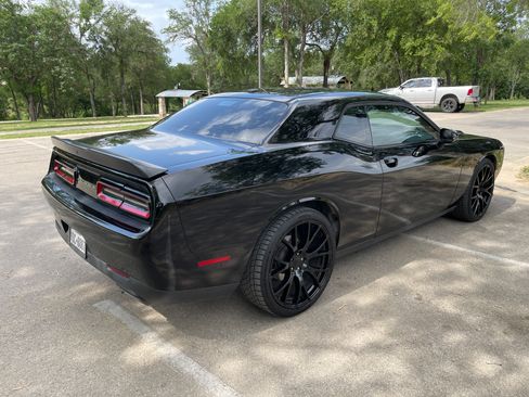 Used 2017 Dodge Challenger R/T RWD image 9