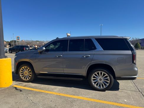 Used 2022 Cadillac Escalade Luxury w/ LPO, Illumination Package image 1