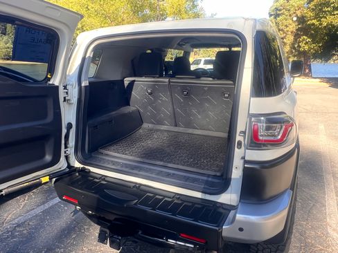 Used 2011 Toyota FJ Cruiser 4WD image 10