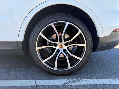 Used 2023 Porsche Cayenne Platinum Edition image 13