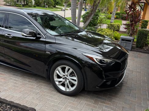 Used 2019 INFINITI QX30 w/ Navigation Package FWD image 5