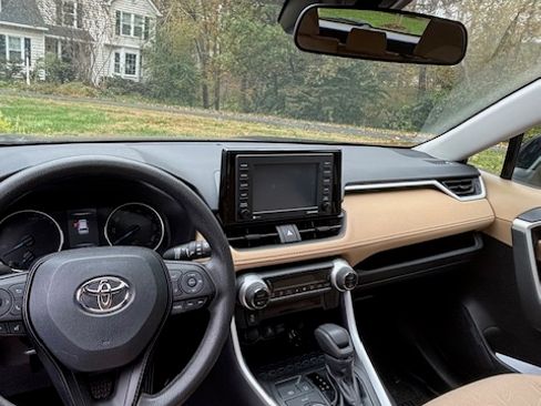 Used 2021 Toyota RAV4 XLE image 11