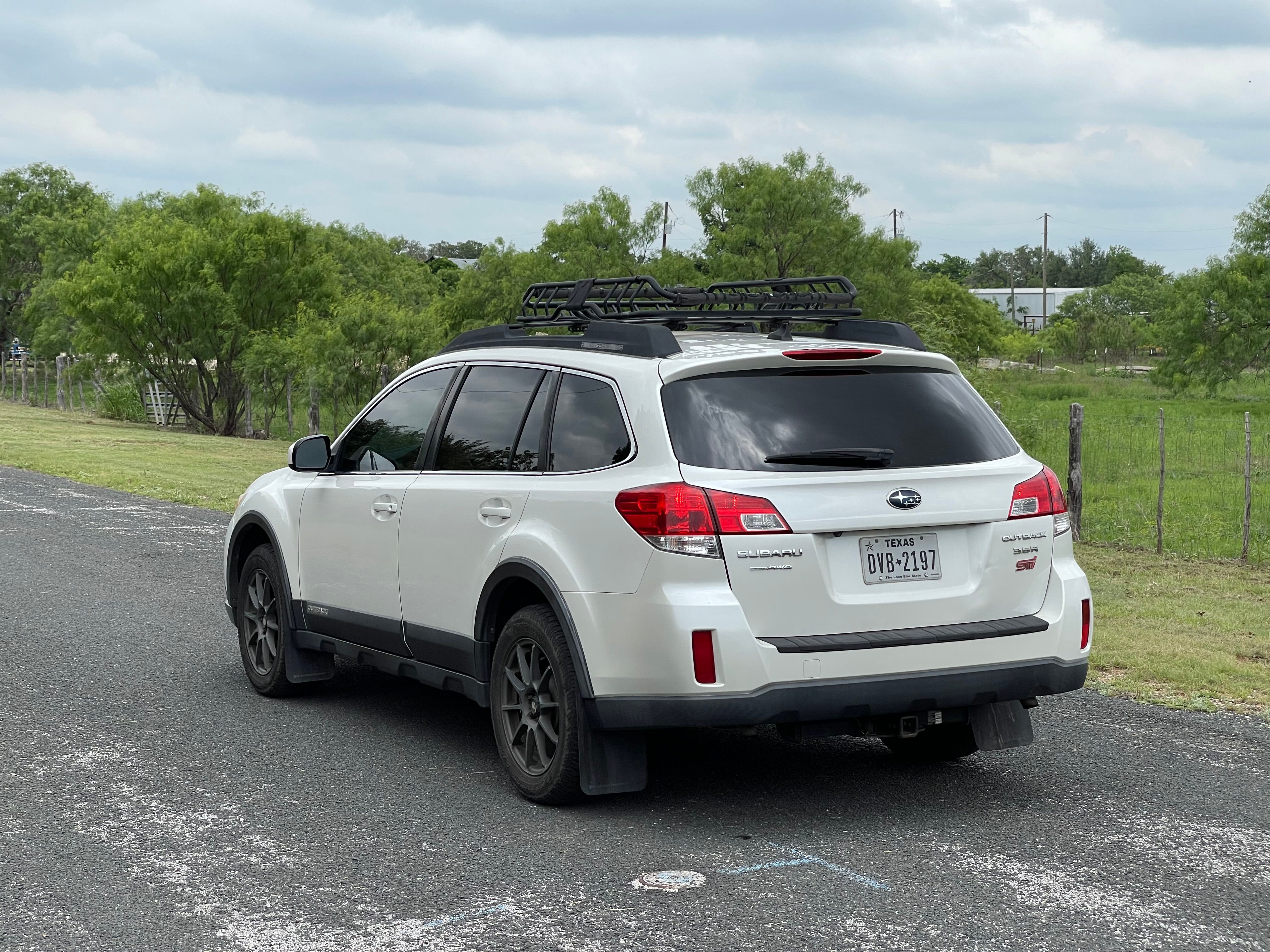 Used 2012 Subaru Outback 3.6R Limited w/ Moonroof Pkg AWD/4WD image 6