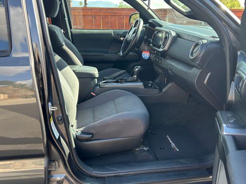 Used 2017 Toyota Tacoma TRD Sport image 8