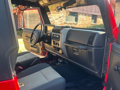 Used 2004 Jeep Wrangler X AWD/4WD image 4