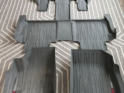 Used 2022 GMC Acadia SLE w/ Driver Convenience Package image 16