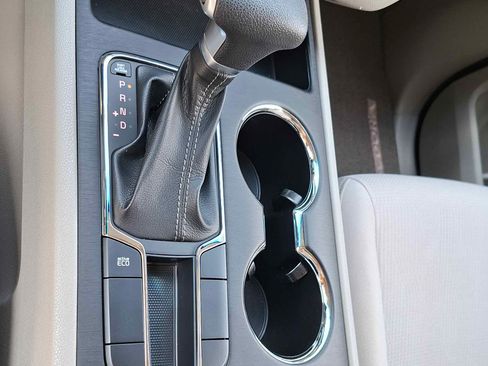 Used 2019 Kia Sedona LX image 19