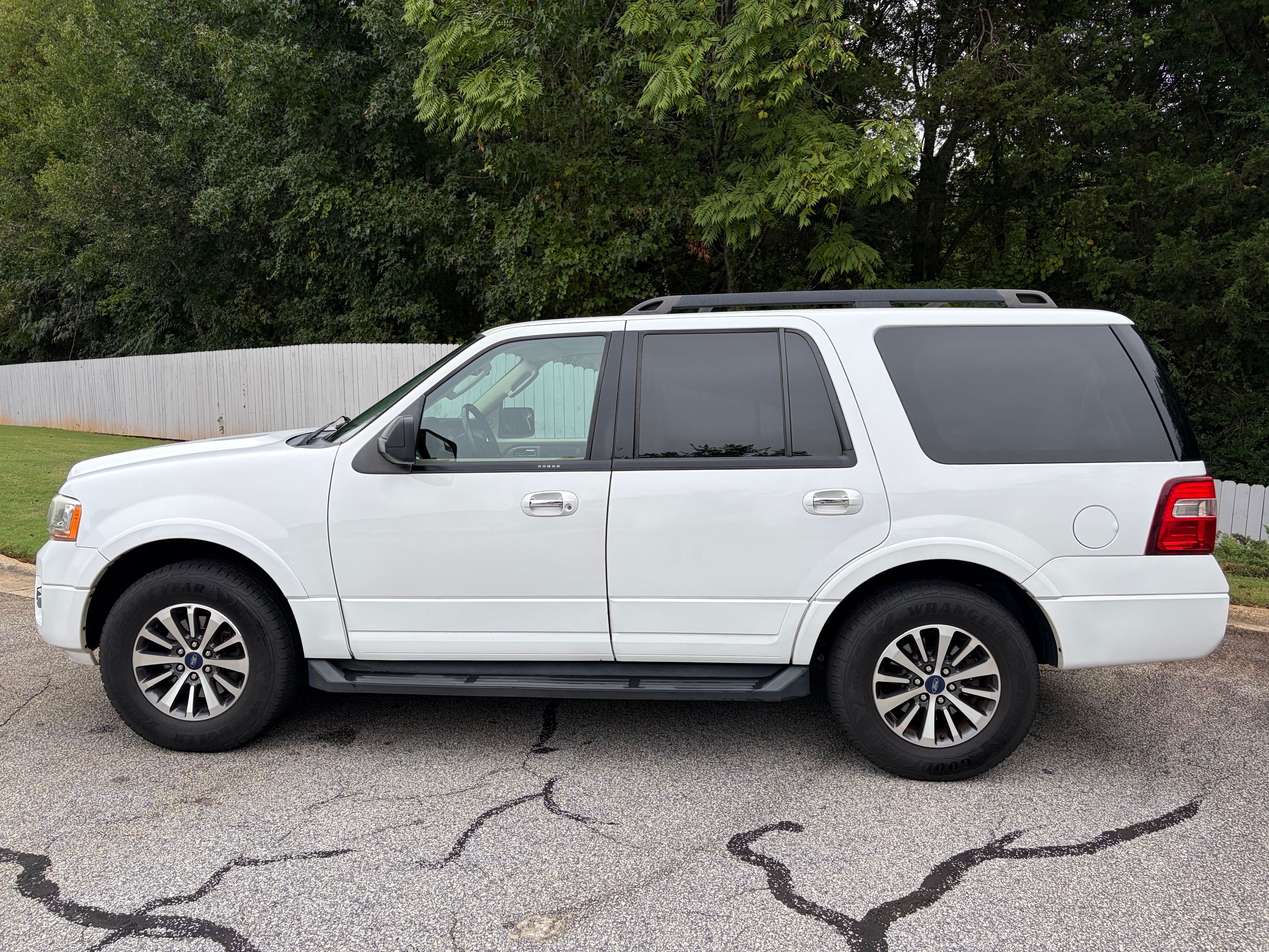 Used 2017 Ford Expedition XLT w/ Equipment Group 202A RWD image 2