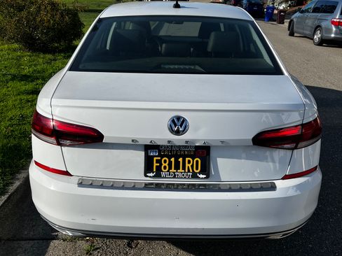 Used 2021 Volkswagen Passat 2.0T SE image 2