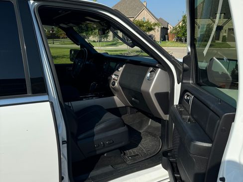 Used 2017 Ford Expedition Limited image 13