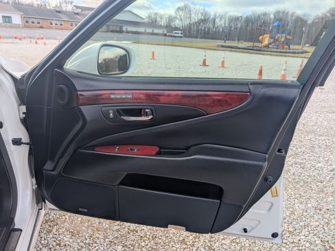 Used 2010 Lexus LS 460 AWD image 18