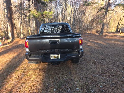 Used 2022 Toyota Tacoma TRD Off-Road w/ Technology Package image 17