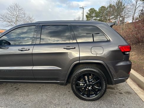 Used 2019 Jeep Grand Cherokee Altitude image 5