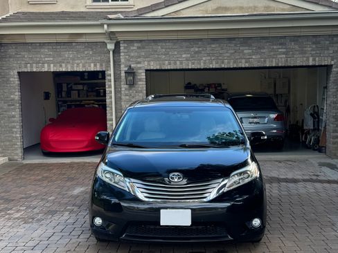 Used 2017 Toyota Sienna Limited Premium image 2
