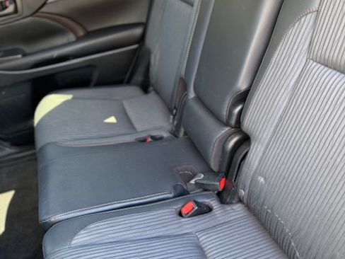 Used 2016 Toyota Highlander LE AWD/4WD image 12