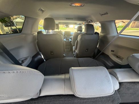 Used 2022 Toyota Sienna XLE AWD/4WD image 11