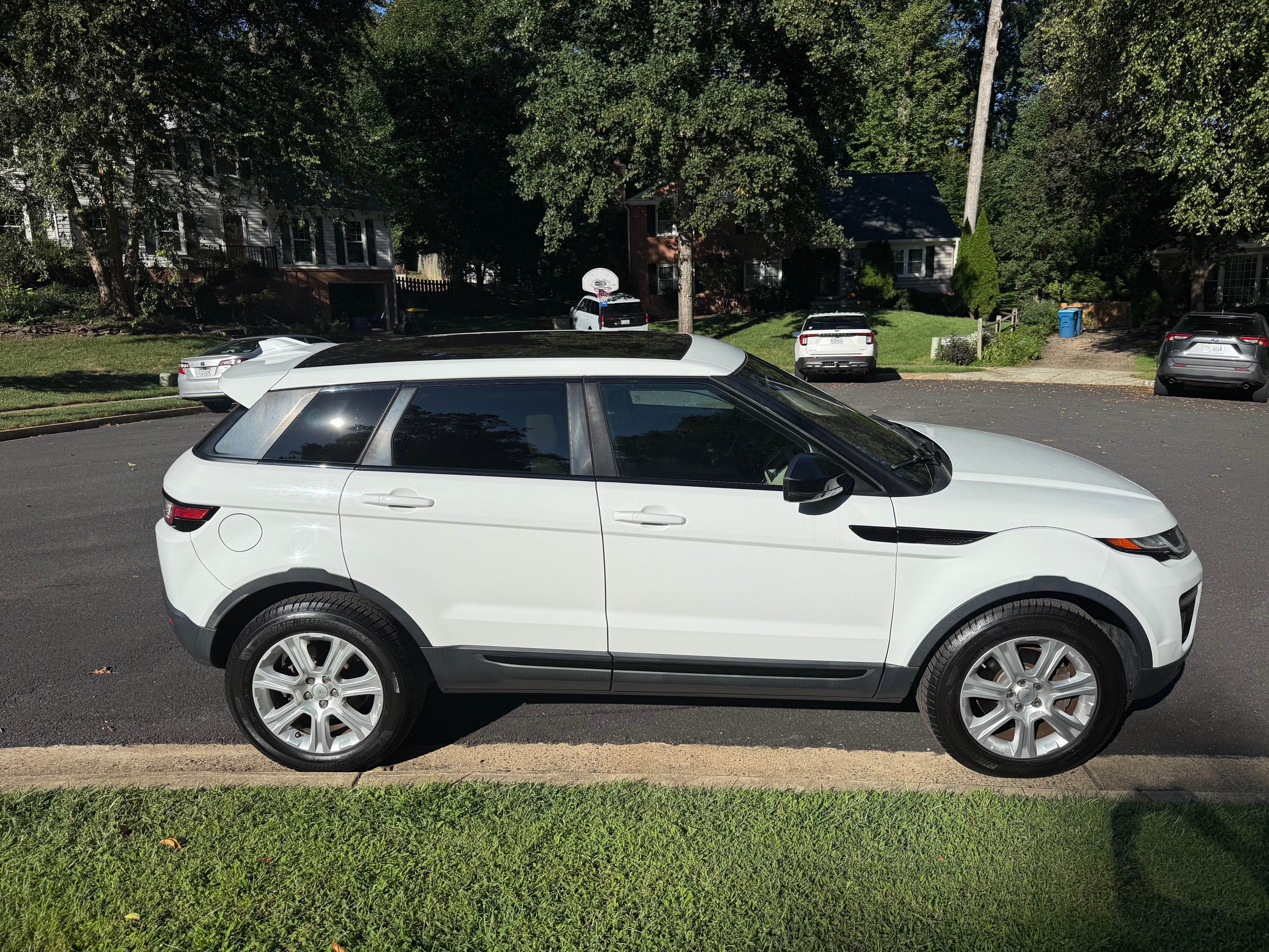 Used 2018 Land Rover Range Rover Evoque SE Premium AWD/4WD image 2