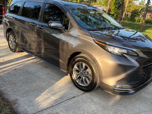 Used 2022 Toyota Sienna XLE image 4