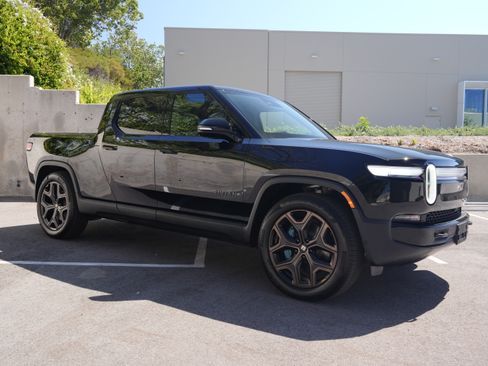Used 2026 Rivian R1T Premium image 5