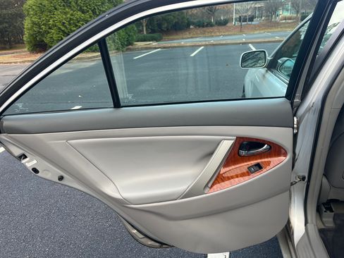 Used 2011 Toyota Camry XLE image 9