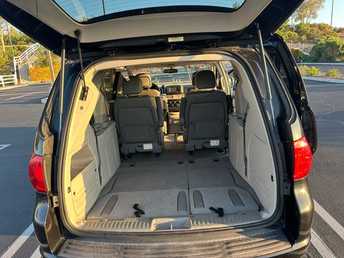 Used 2012 Volkswagen Routan SE image 10