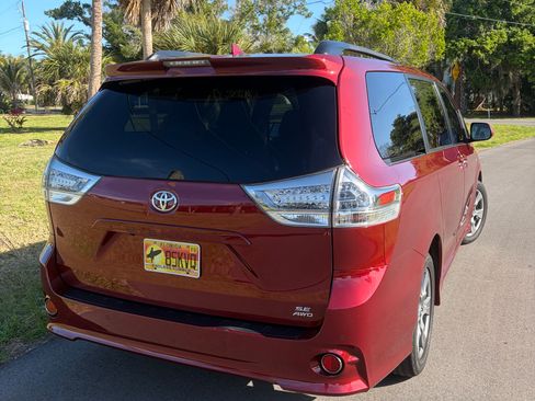 Used 2019 Toyota Sienna SE Premium image 4