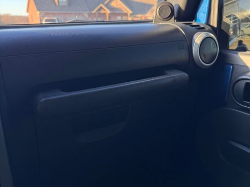 Used 2009 Jeep Wrangler Unlimited Sahara w/ Dual Top Group image 17