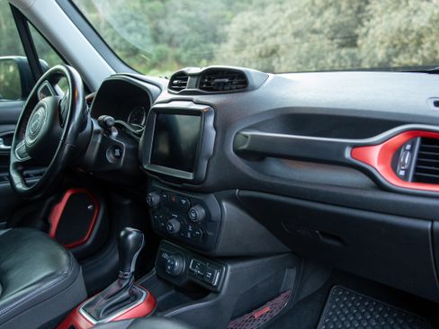 Used 2018 Jeep Renegade Trailhawk image 13