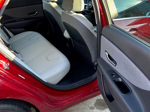 Used 2025 Hyundai Elantra Limited image 12