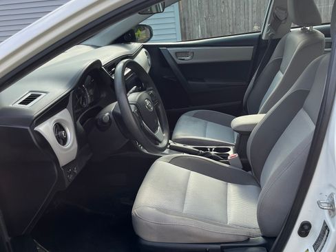 Used 2017 Toyota Corolla LE w/ Carpet Mat Package (TMS) FWD image 4