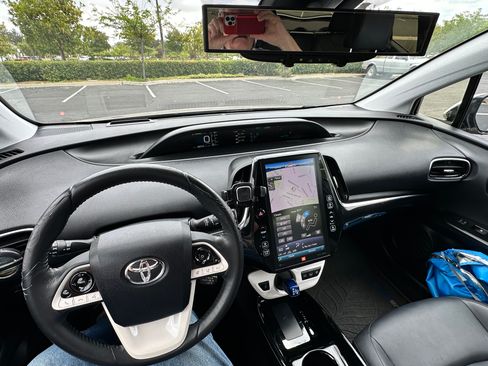 Used 2017 Toyota Prius Prime Advanced FWD image 10