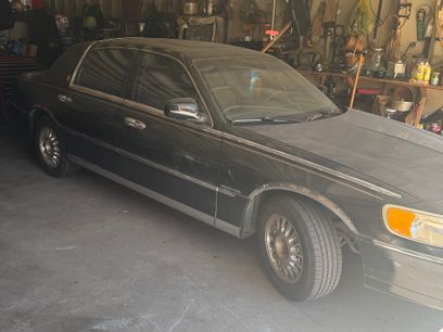 Used 1999 Lincoln Town Car Signature