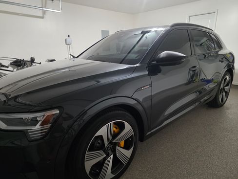 Used 2022 Audi e-tron Premium Plus w/ Premium Plus Package image 2