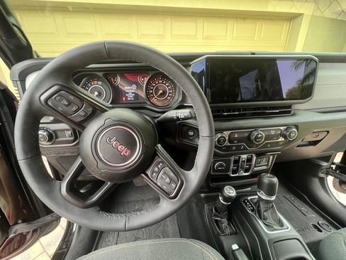 Used 2025 Jeep Gladiator Sport AWD/4WD image 18