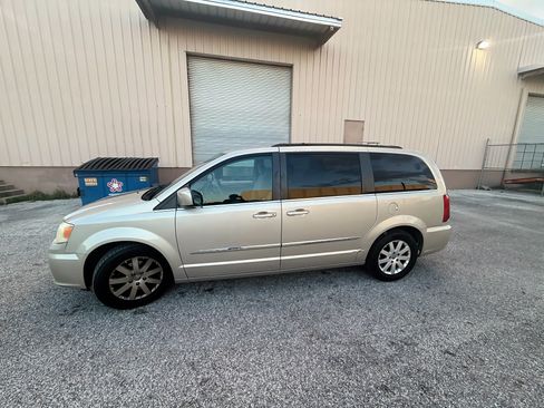 Used 2014 Chrysler Town & Country Touring FWD image 2